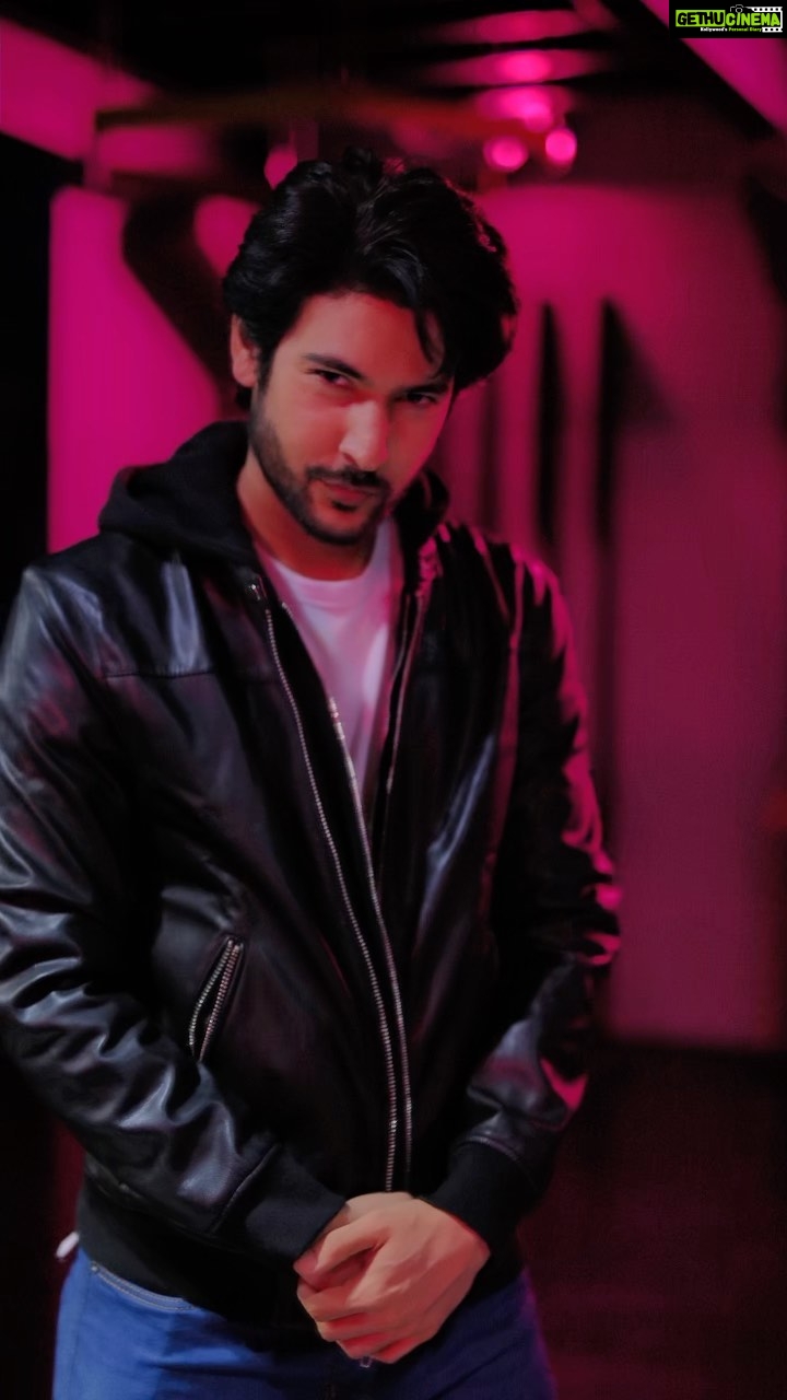 Shivin Narang Instagram - 🪄🔮 . . #shivinnarang #River #feelitreelit #fashionreels #leatherjacket #menfashion 📸 @indoframes_