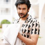 Shivin Narang Instagram - बारिश लिए बादल 🌧 #ChaleAateinHai . . #shivinnarang #candidmoments #chaleaateinhai #musicvideo
