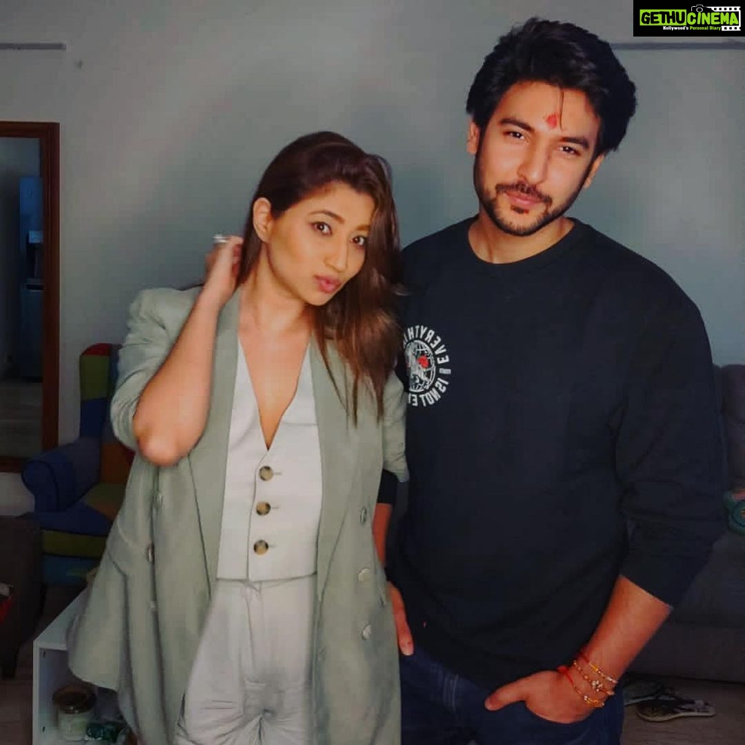 Shivin Narang Instagram - Happy happy Birthday @shriyanka1 ❤️🤗 My sis , my frnd n someone who exactly knws wat i want , wat im thinking n wen im hungry 🦁 Thankuu for being there our NEOLOGISM, miss being with you today. Ill make sure ill make it special once im back .❤️❤️❤️🤗🤗🥳