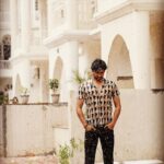 Shivin Narang Instagram - बारिश लिए बादल 🌧 #ChaleAateinHai . . #shivinnarang #candidmoments #chaleaateinhai #musicvideo