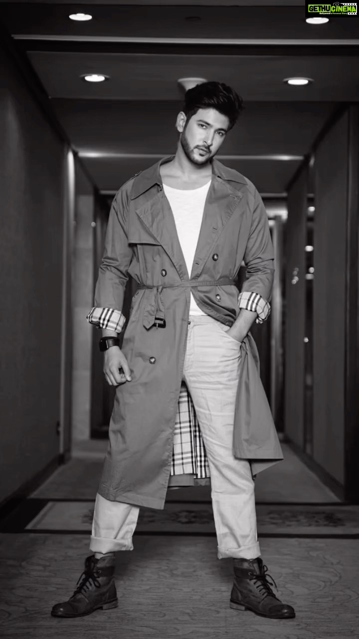 Shivin Narang Instagram - Pose 📸 . . Creative director: @shriyanka1 @burberry #fashionreel