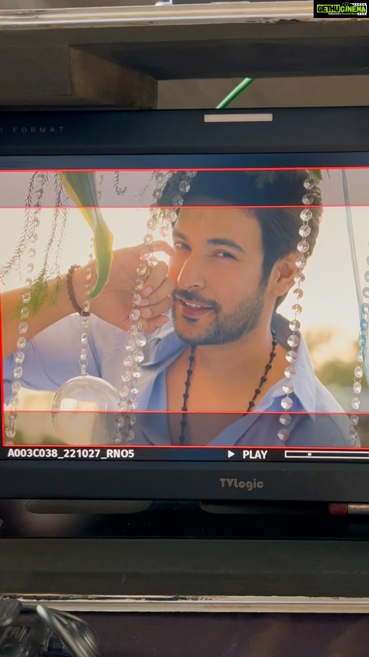Shivin Narang Instagram - All smiles for this simple yet addictive hookstep ♥️ 👉🏻 Deewana Deewana…… (lazy me 😋) Thank you for the love n amazing reels you guys are making✨♥️loving it