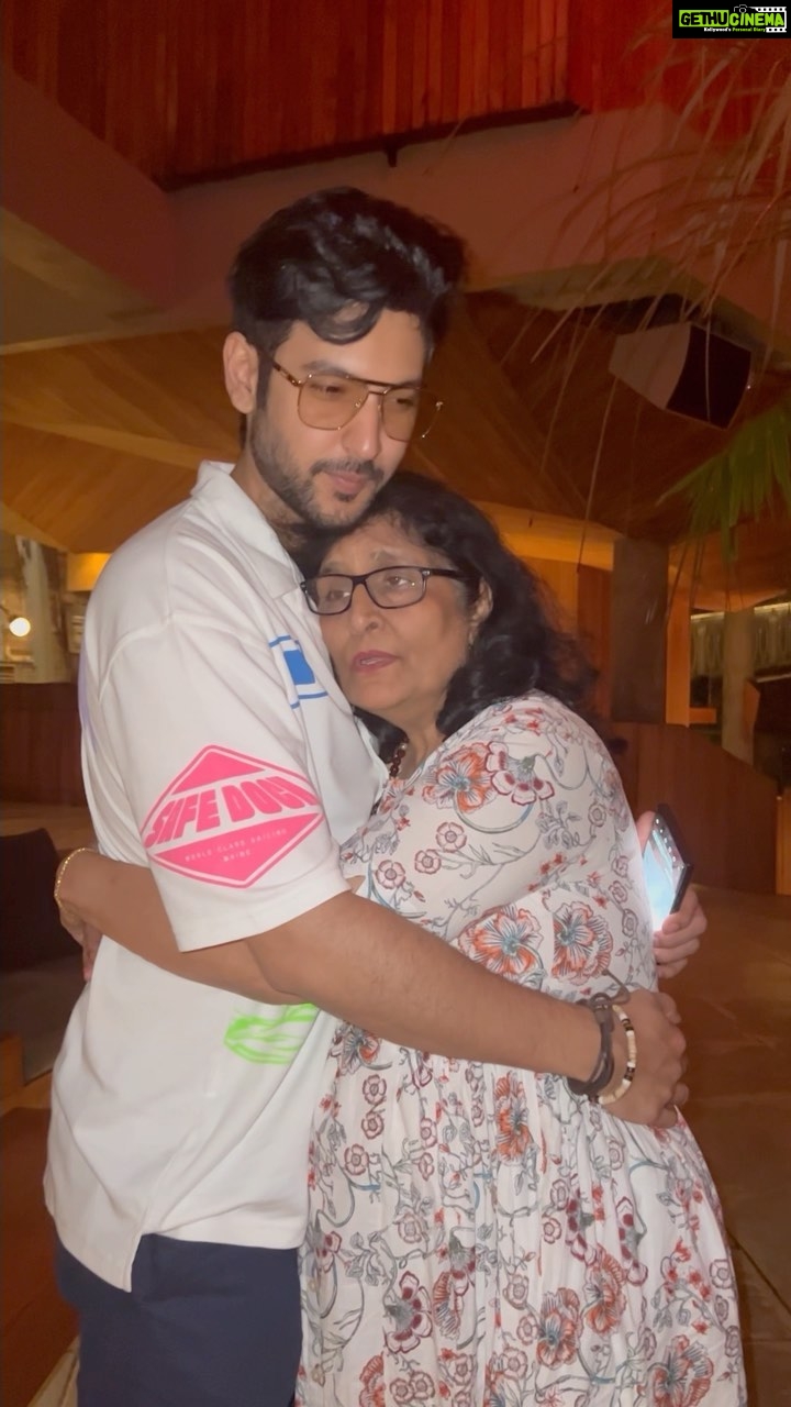 Shivin Narang Instagram - Happy Mother’s Day My love My world My Mom ♥️ And i wish all the mothers and my dear aunties Happy Mother’s Day and thankuu for all the love , care , blessings , warmth and tasty food …this feeling is irreplaceable.✨