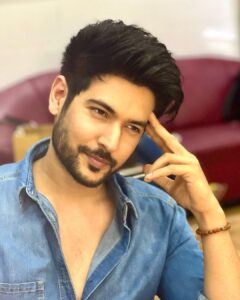 Shivin Narang Instagram - 💙✨
.
.
#shivin #shivinnarang #hairstyling #keepitsharp 
Hairstyling @sarfarazhairstudio