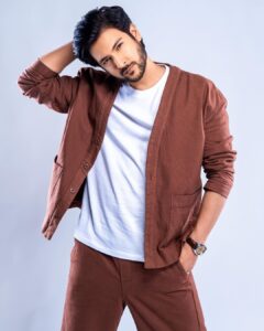 Shivin Narang Instagram - 🤎✨
.
.
#dresstoimpressyourself #beyou 

📸 @clickwitharjun @retouchbyhim 
@influencercitystudio