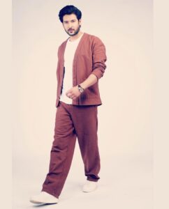 Shivin Narang Instagram - 🤎✨
.
.
#dresstoimpressyourself #beyou 

📸 @clickwitharjun @retouchbyhim 
@influencercitystudio