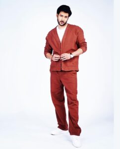 Shivin Narang Instagram - 🤎✨
.
.
#dresstoimpressyourself #beyou 

📸 @clickwitharjun @retouchbyhim 
@influencercitystudio