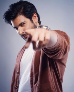 Shivin Narang Instagram - 🤎✨
.
.
#dresstoimpressyourself #beyou 

📸 @clickwitharjun @retouchbyhim 
@influencercitystudio