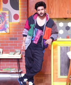 Shivin Narang Instagram - ⚡️ ♥️ Spreading colors
.
.
#shivinnarang #entertainmentkiraathousefull @colorstv 
.
@payalrai1303 @digambar103 @irfanali8156__hair__styles @misaw_holic @crazy_bat4