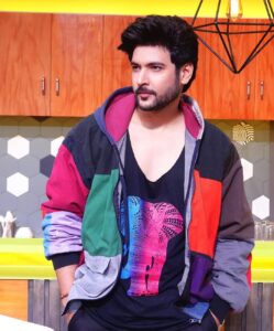 Shivin Narang Instagram - ⚡️ ♥️ Spreading colors . . #shivinnarang #entertainmentkiraathousefull @colorstv . @payalrai1303 @digambar103 @irfanali8156__hair__styles @misaw_holic @crazy_bat4