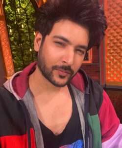 Shivin Narang Instagram - ⚡️ ♥️ Spreading colors
.
.
#shivinnarang #entertainmentkiraathousefull @colorstv 
.
@payalrai1303 @digambar103 @irfanali8156__hair__styles @misaw_holic @crazy_bat4