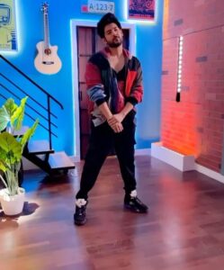 Shivin Narang Instagram - ⚡️ ♥️ Spreading colors
.
.
#shivinnarang #entertainmentkiraathousefull @colorstv 
.
@payalrai1303 @digambar103 @irfanali8156__hair__styles @misaw_holic @crazy_bat4