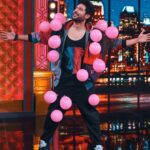 Shivin Narang Instagram - ⚡️ ♥️ Spreading colors . . #shivinnarang #entertainmentkiraathousefull @colorstv . @payalrai1303 @digambar103 @irfanali8156__hair__styles @misaw_holic @crazy_bat4