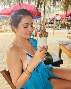 Shonali Nagrani Instagram - When you discover merengue in your strawberries and cream:)
#littlesurprises #simplepleasures #strawberry #strawberriesandcream #goa #yummy #bliss #happydays