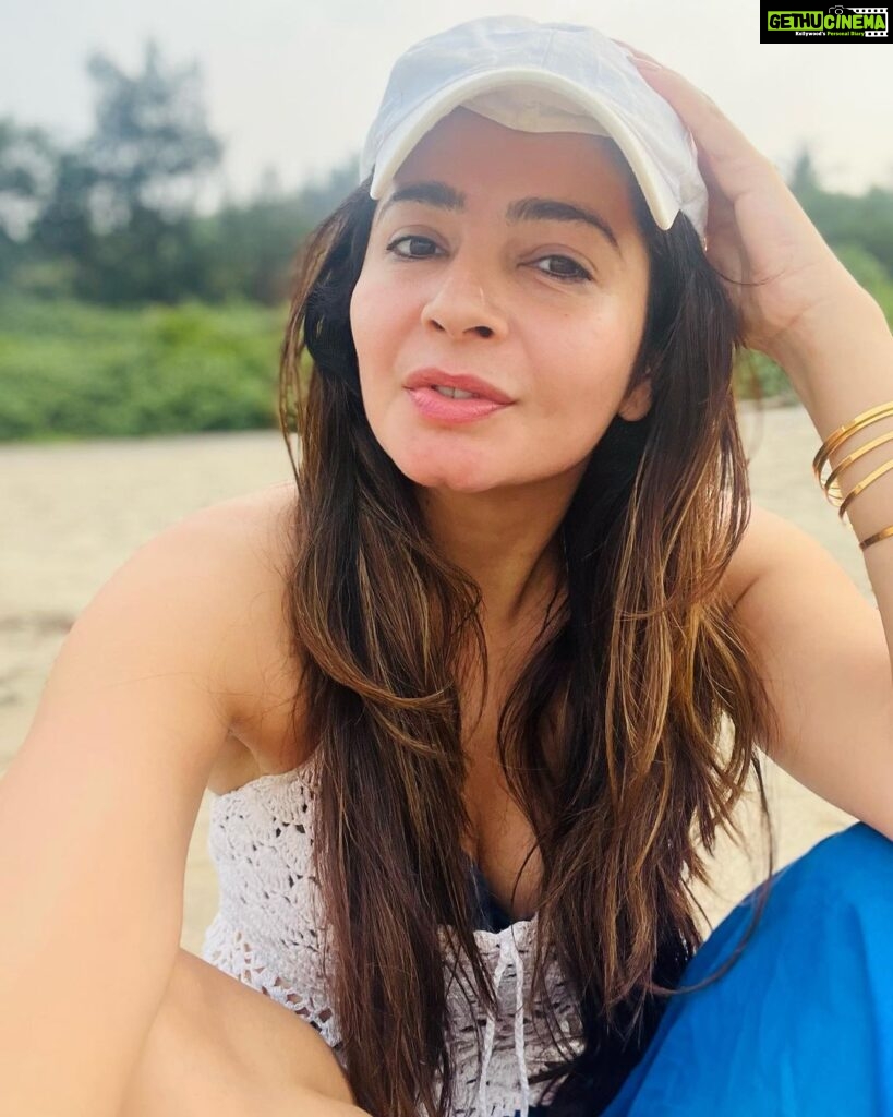 Shonali Nagrani Instagram - Early morning beach walk:) It’s hard to wipe that grin off. #beach #beachvibes #smile #beachlife #beachwalk #goa #newyear2023 #newyear #bliss #sea #sealife #sand #sunshine #vitaminsea