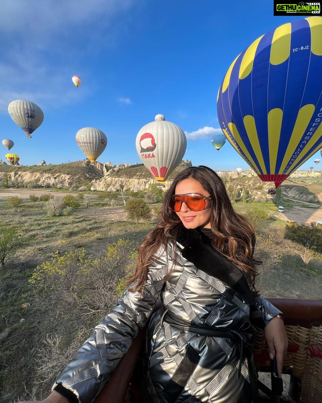 Shonali Nagrani Instagram - Kapadokya/Cappadocia :) #airballoon #turkey #experience #cappadocia Cappadocia, Turkey