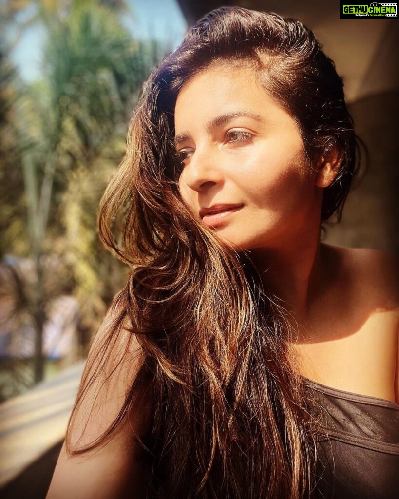 Shonali Nagrani Instagram - When you believe with absolute faith that everything is working out in your favour…….then surrendering is effortless:) #2023 #2023mantra #surrender #laugh #believe #faith Aswem Beach, Goa