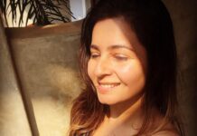 Shonali Nagrani Instagram - When you believe with absolute faith that everything is working out in your favour…….then surrendering is effortless:) #2023 #2023mantra #surrender #laugh #believe #faith Aswem Beach, Goa