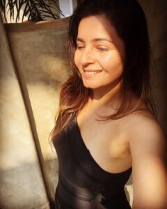 Shonali Nagrani Instagram - When you believe with absolute faith that everything is working out in your favour…….then surrendering is effortless:) #2023 #2023mantra #surrender #laugh #believe #faith Aswem Beach, Goa