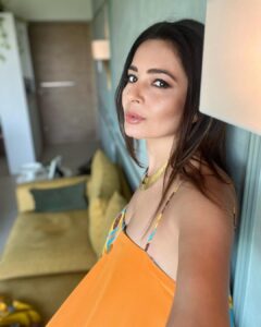 Shonali Nagrani Instagram - Colours speak louder than words:)
👗: @eshaamiin1 .
#colourpop #ilovecolour #lakmefashionweek