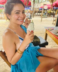 Shonali Nagrani Instagram - When you discover merengue in your strawberries and cream:)
#littlesurprises #simplepleasures #strawberry #strawberriesandcream #goa #yummy #bliss #happydays