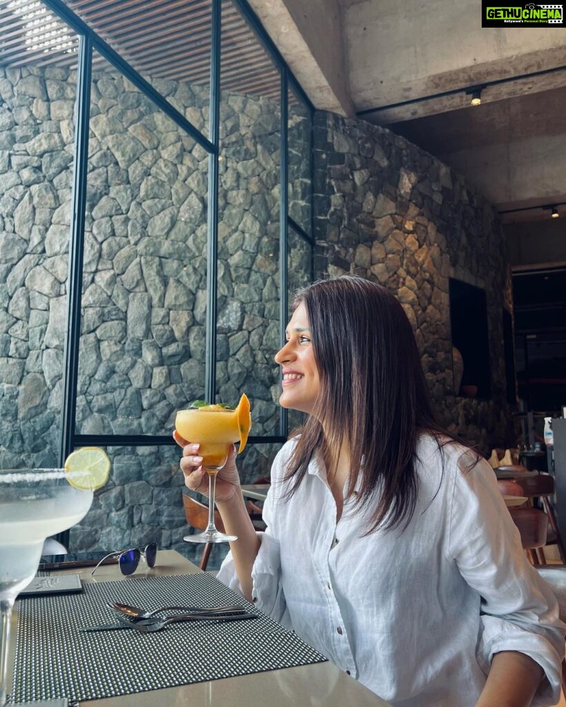 Shraddha Das Instagram - Obsessed with Mango sunset Margarita and chill vibes at @radissonresortandspalonavala 🍹🥭 #travelgram #margaritamango #shraddhadas Radisson Resort & Spa Lonavala