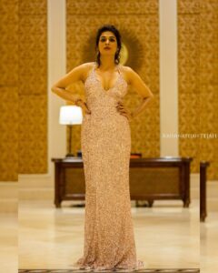 Shraddha Das Instagram - Gown : @upgradebya 
Accessories : @the_jewel_gallery 
Styling : @avanipratapgumber 
Hair : @versatile_makeoversartist 
Make up : @hareshwarp 
📸 @krishnatejah
