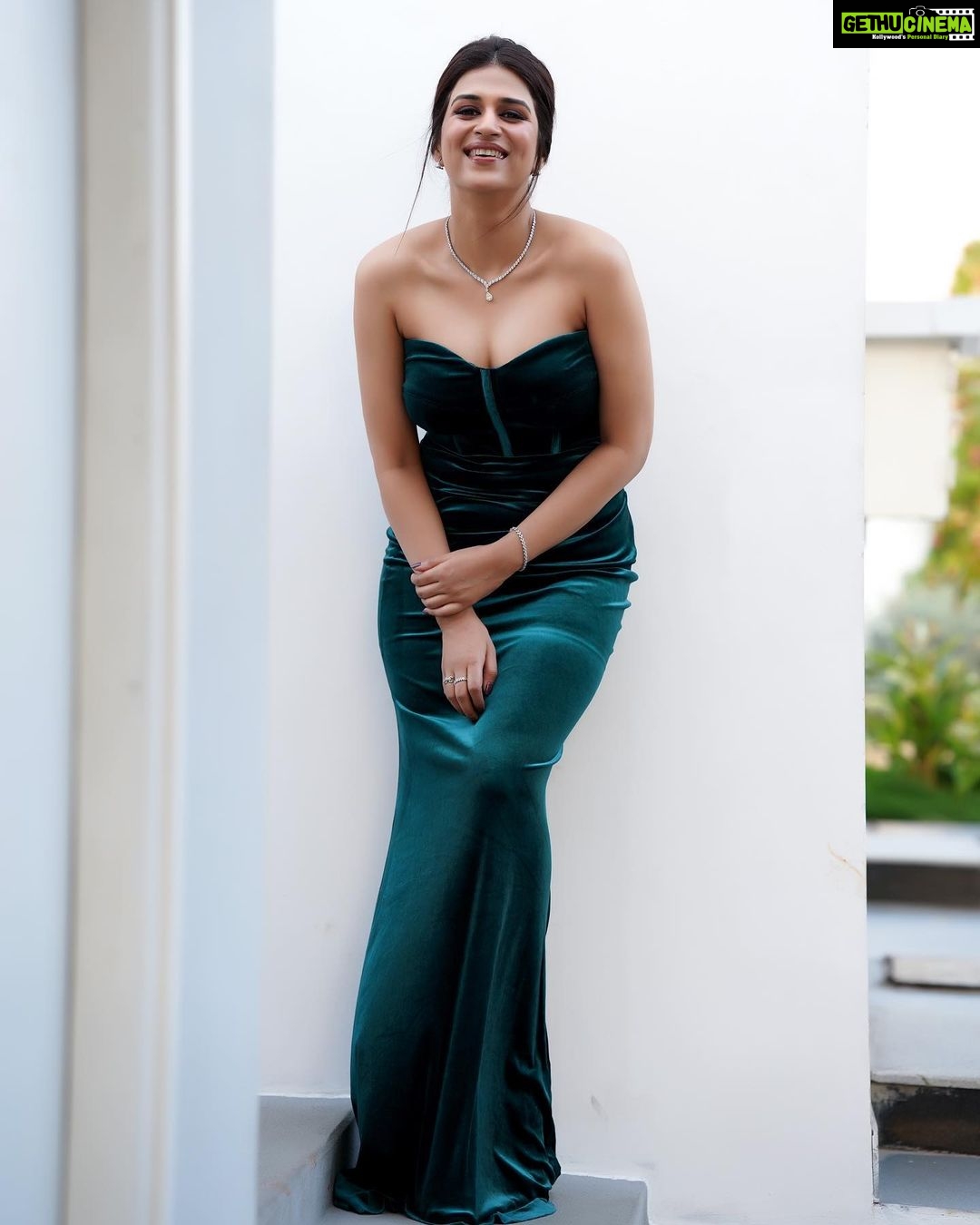Shraddha Das Instagram - Dhee 15 Quarterfinals Gown : @hm.hmingmawii Jewellery : @the_jewel_gallery Styling : @avanipratapgumber Hair : @salomipillai ๐ธ @stolenartss_photography Make up : @hareshwarp #dhee #hyderabad #shraddhadas Hyderabad India