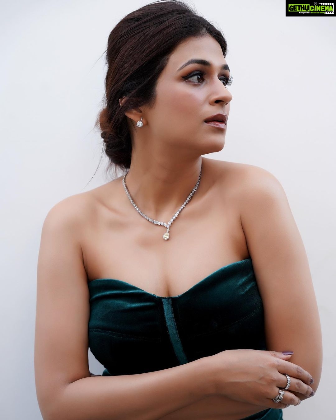 Shraddha Das Instagram - Dhee 15 Quarterfinals Gown : @hm.hmingmawii Jewellery : @the_jewel_gallery Styling : @avanipratapgumber Hair : @salomipillai ๐ธ @stolenartss_photography Make up : @hareshwarp #dhee #hyderabad #shraddhadas Hyderabad India