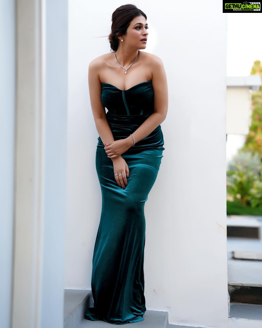 Shraddha Das Instagram - Dhee 15 Quarterfinals Gown : @hm.hmingmawii Jewellery : @the_jewel_gallery Styling : @avanipratapgumber Hair : @salomipillai ๐ธ @stolenartss_photography Make up : @hareshwarp #dhee #hyderabad #shraddhadas Hyderabad India