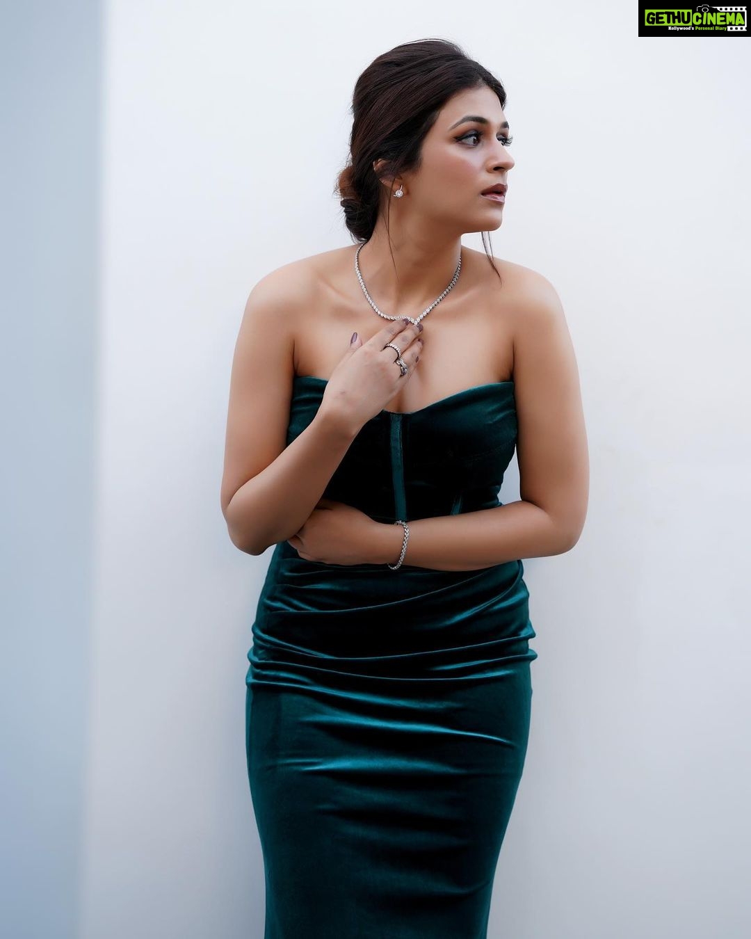 Shraddha Das Instagram - Dhee 15 Quarterfinals Gown : @hm.hmingmawii Jewellery : @the_jewel_gallery Styling : @avanipratapgumber Hair : @salomipillai ๐ธ @stolenartss_photography Make up : @hareshwarp #dhee #hyderabad #shraddhadas Hyderabad India