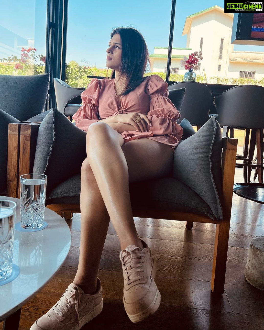 Shraddha Das Instagram - 🧀🍷☕️🧁🌸 everything at @radissonresortandspalonavala 👗 @poshaffair.co , @viralmantra 💍 @the_jewel_gallery Bag : @thegusto.in #travelgram #lonavlatrip #allthingsilove #shraddhadas Radisson Resort & Spa Lonavala