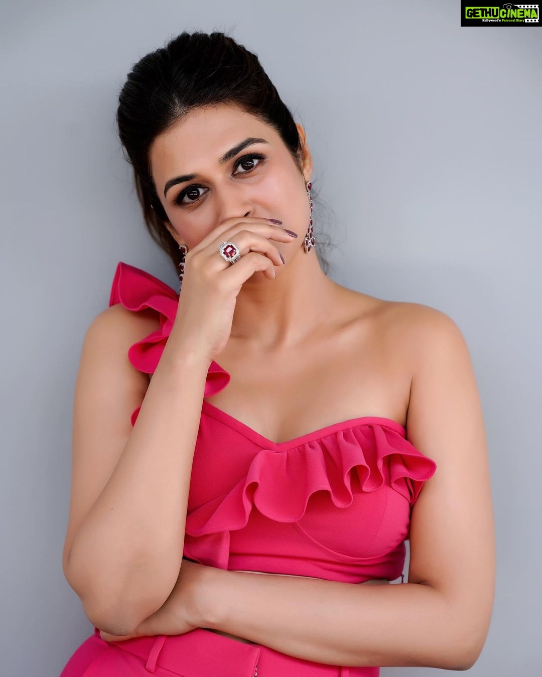 Shraddha Das Instagram - Dhee 15 Quarterfinals In @ahiclothing Pr : @sonyashaikh Jewellery : @the_jewel_gallery Styling : @avanipratapgumber Hair : @salomipillai Make up : @hareshwarp ๐ธ @stolenartss_photography #dhee #coordset #pinkpinkpink Hyderabad India