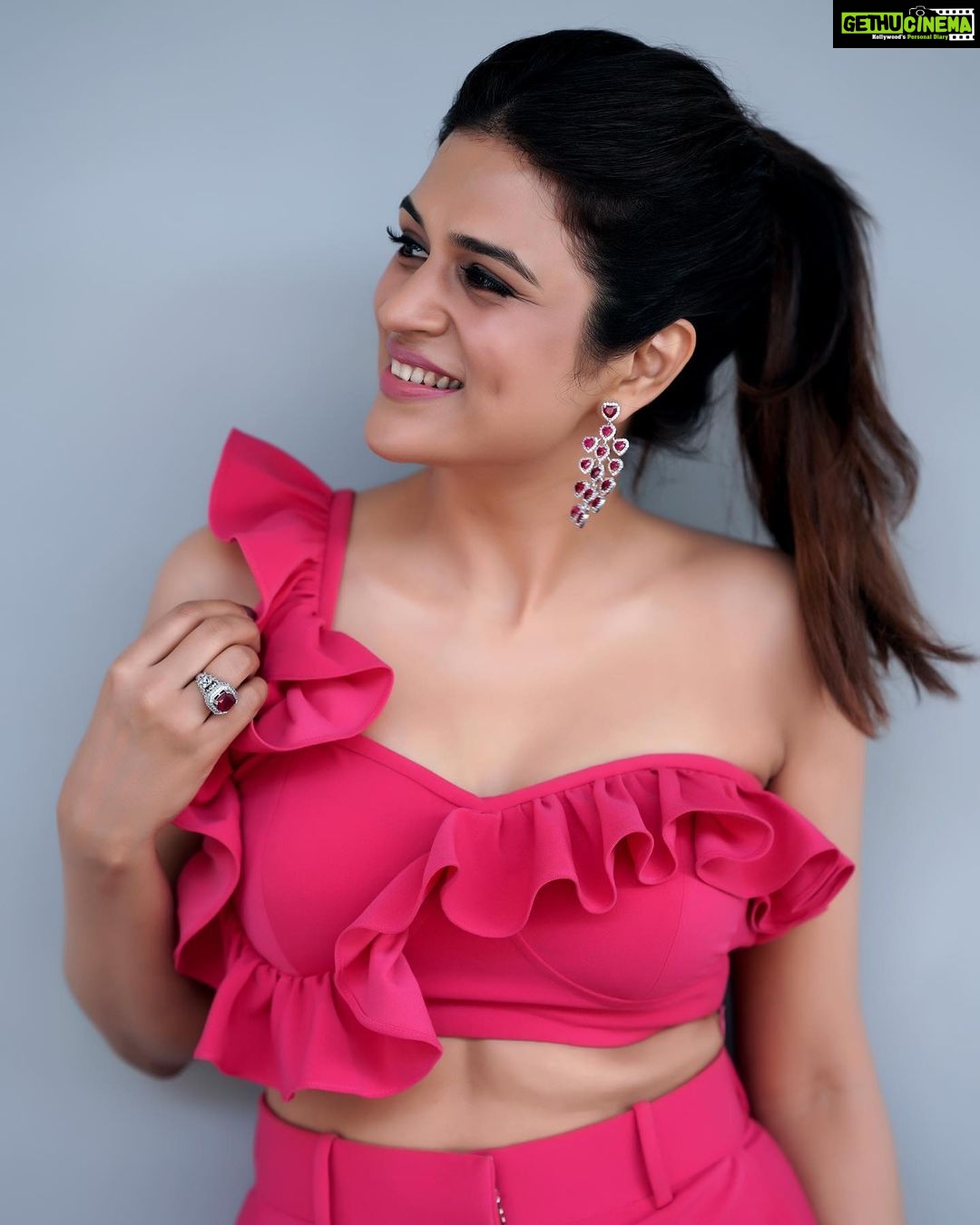 Shraddha Das Instagram - Dhee 15 Quarterfinals In @ahiclothing Pr : @sonyashaikh Jewellery : @the_jewel_gallery Styling : @avanipratapgumber Hair : @salomipillai Make up : @hareshwarp ๐ธ @stolenartss_photography #dhee #coordset #pinkpinkpink Hyderabad India