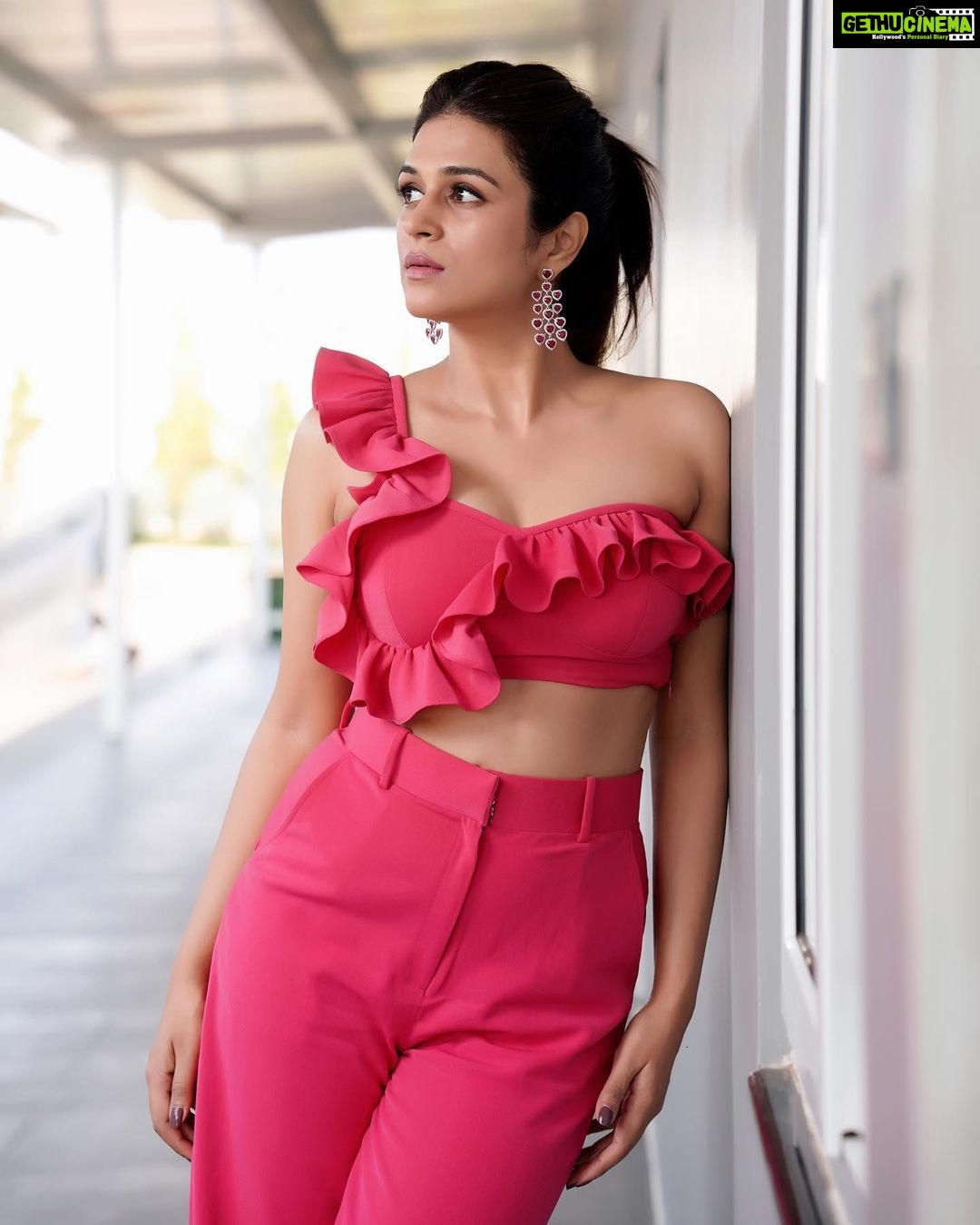 Shraddha Das Instagram - Dhee 15 Quarterfinals In @ahiclothing Pr : @sonyashaikh Jewellery : @the_jewel_gallery Styling : @avanipratapgumber Hair : @salomipillai Make up : @hareshwarp ๐ธ @stolenartss_photography #dhee #coordset #pinkpinkpink Hyderabad India