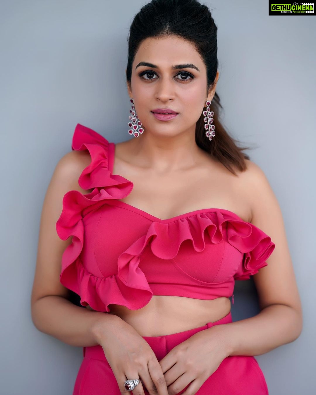 Shraddha Das Instagram - Dhee 15 Quarterfinals In @ahiclothing Pr : @sonyashaikh Jewellery : @the_jewel_gallery Styling : @avanipratapgumber Hair : @salomipillai Make up : @hareshwarp ๐ธ @stolenartss_photography #dhee #coordset #pinkpinkpink Hyderabad India