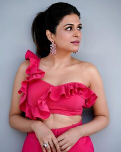 Shraddha Das Instagram - Dhee 15 Quarterfinals In @ahiclothing Pr : @sonyashaikh Jewellery : @the_jewel_gallery Styling : @avanipratapgumber Hair : @salomipillai Make up : @hareshwarp 📸 @stolenartss_photography #dhee #coordset #pinkpinkpink Hyderabad India