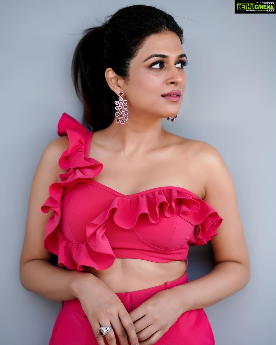 Shraddha Das Instagram - Dhee 15 Quarterfinals In @ahiclothing Pr : @sonyashaikh Jewellery : @the_jewel_gallery Styling : @avanipratapgumber Hair : @salomipillai Make up : @hareshwarp ๐ธ @stolenartss_photography #dhee #coordset #pinkpinkpink Hyderabad India