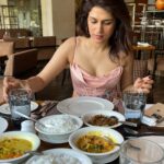 Shraddha Das Instagram – Sambal is the tastiest thing I have ever had ! Plz do try it ! 

👱‍♀️ @versatile_makeoversartist agrees?!

#srilankanspread #foodie #alwayshungry Colombo, Sri Lanka