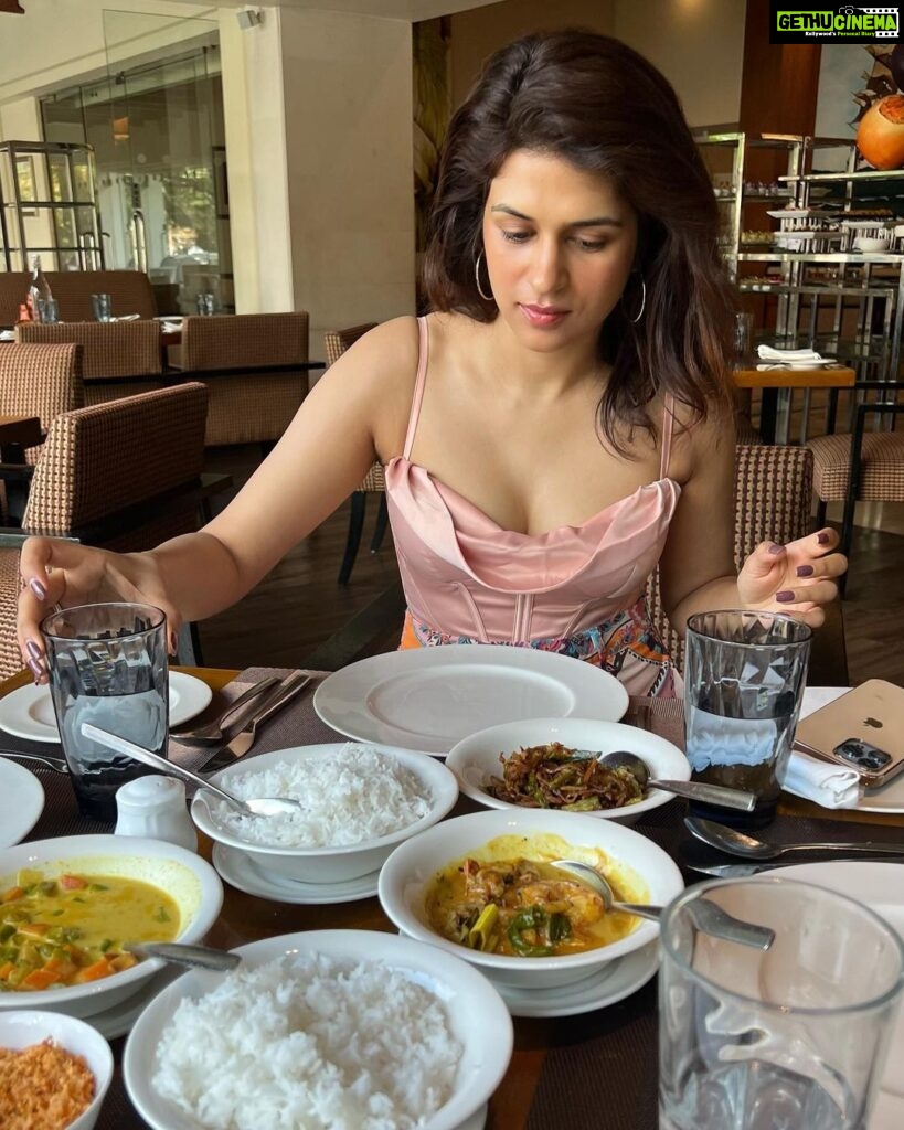Shraddha Das Instagram - Sambal is the tastiest thing I have ever had ! Plz do try it ! 👱‍♀️ @versatile_makeoversartist agrees?! #srilankanspread #foodie #alwayshungry Colombo, Sri Lanka