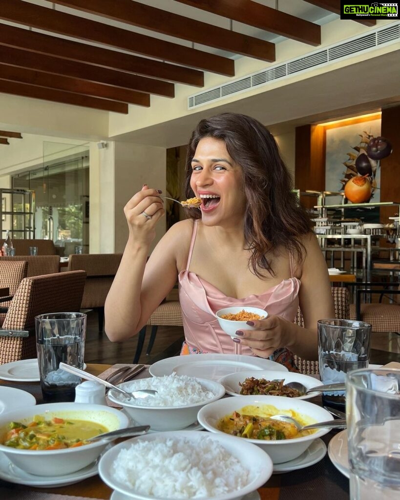 Shraddha Das Instagram - Sambal is the tastiest thing I have ever had ! Plz do try it ! 👱‍♀️ @versatile_makeoversartist agrees?! #srilankanspread #foodie #alwayshungry Colombo, Sri Lanka