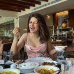 Shraddha Das Instagram – Sambal is the tastiest thing I have ever had ! Plz do try it ! 

👱‍♀️ @versatile_makeoversartist agrees?!

#srilankanspread #foodie #alwayshungry Colombo, Sri Lanka
