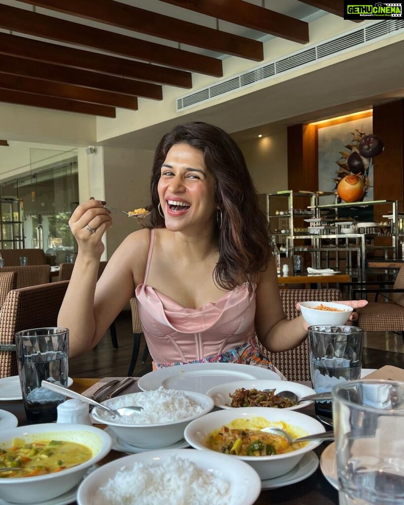 Shraddha Das Instagram - Sambal is the tastiest thing I have ever had ! Plz do try it ! 👱‍♀ @versatile_makeoversartist agrees?! #srilankanspread #foodie #alwayshungry Colombo, Sri Lanka