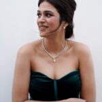 Shraddha Das Instagram - Dhee 15 Quarterfinals Gown : @hm.hmingmawii Jewellery : @the_jewel_gallery Styling : @avanipratapgumber Hair : @salomipillai 📸 @stolenartss_photography Make up : @hareshwarp #dhee #hyderabad #shraddhadas Hyderabad India