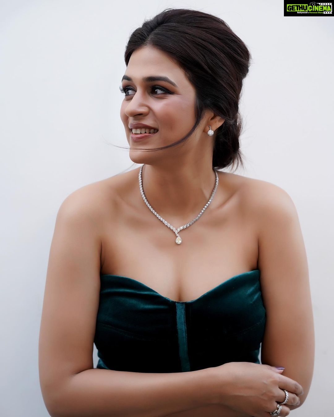 Shraddha Das Instagram - Dhee 15 Quarterfinals Gown : @hm.hmingmawii Jewellery : @the_jewel_gallery Styling : @avanipratapgumber Hair : @salomipillai ๐ธ @stolenartss_photography Make up : @hareshwarp #dhee #hyderabad #shraddhadas Hyderabad India