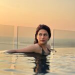 Shraddha Das Instagram – Sri Lanka 🌞🌊 
Sunsets,the sea and Me 😅🧜‍♀️

#colombo Movenpick Hotel Sri Lanka