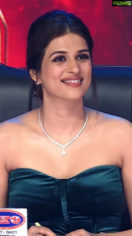 Shraddha Das Instagram - 𝗦𝗮𝗺𝗮𝗷𝗮𝘃𝗮𝗿𝗮𝗴𝗮𝗺𝗮𝗻𝗮❤️🩹😻 . . . . . . . #shradhadas #singing #telugusongs #reels #samajavaragamana #alluarjun #reelsindia #dhee15 #funny reels #pradeepmachiraju #hyperaadi #sekharmaster #jessi #divya #sekharmaster #explorepage #comedyclub #4k #prasadedits #telugu #television #futured #instragam #dhee15championshipbattle