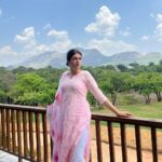 Shraddha Das Instagram - Kashmiri cottage vibes in Maharashtra 😍 @canaryislandslonavala Wearing a customised @sugankesar chikankari kurta🌸 Earrings : @the_jewel_gallery #travelgram #lonavla #shraddhadas Canary Islands Resort & Spa