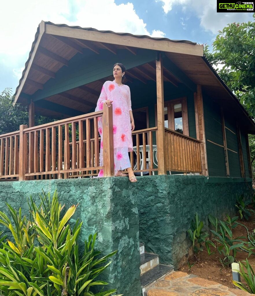 Shraddha Das Instagram - Kashmiri cottage vibes in Maharashtra 😍 @canaryislandslonavala Wearing a customised @sugankesar chikankari kurta🌸 Earrings : @the_jewel_gallery #travelgram #lonavla #shraddhadas Canary Islands Resort & Spa