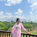 Shraddha Das Instagram - Kashmiri cottage vibes in Maharashtra 😍 @canaryislandslonavala Wearing a customised @sugankesar chikankari kurta🌸 Earrings : @the_jewel_gallery #travelgram #lonavla #shraddhadas Canary Islands Resort & Spa